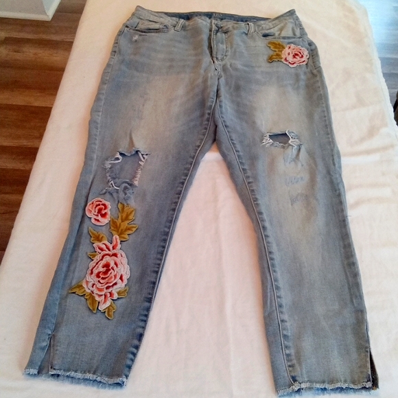 a.n.a Denim - Women's boyfriend style ankle jeans with pink roses.🌷